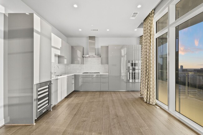 Building Photo - Stunning high rise unit in the affluent River Oaks District!