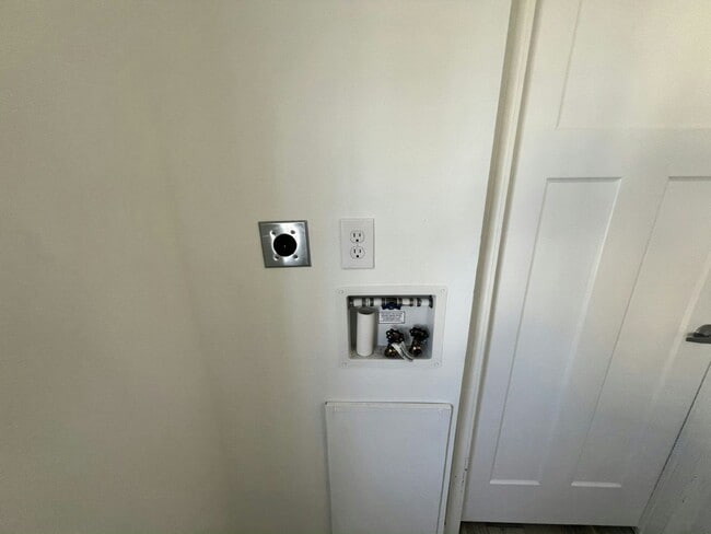 Building Photo - 5 Albert St