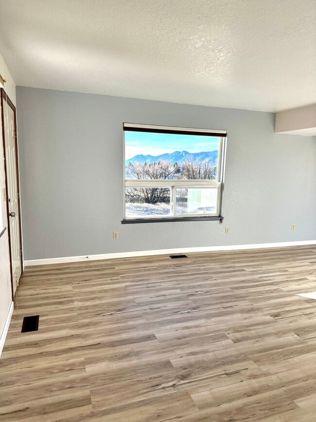 Building Photo - Newly Renovated Home 3 Bed 1 1/2 Bath 1-Car Garage on Century Place!