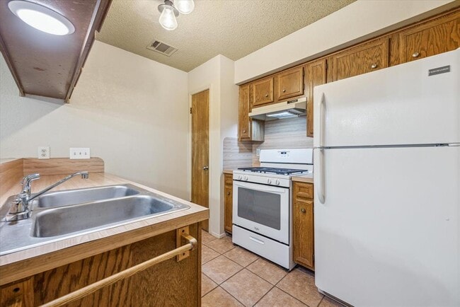 Building Photo - 702 Rollingway Dr