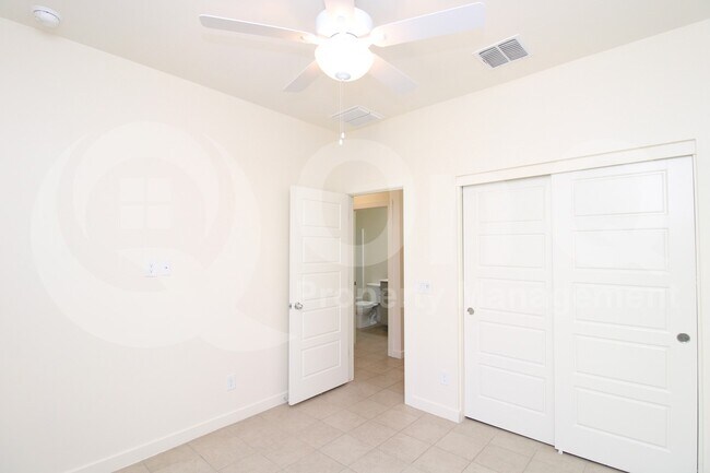 Building Photo - 744 E Diamond Dr