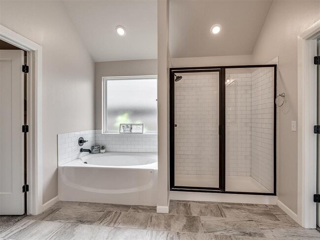 Building Photo - 915 Kings Canyon Rd