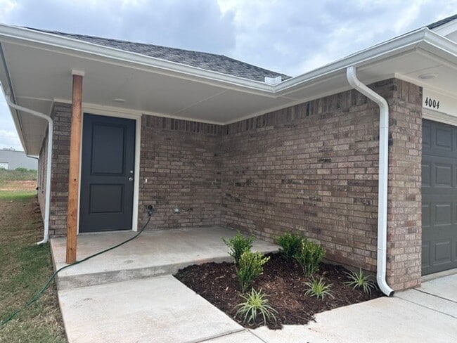 Building Photo - NEW NEW NEW!