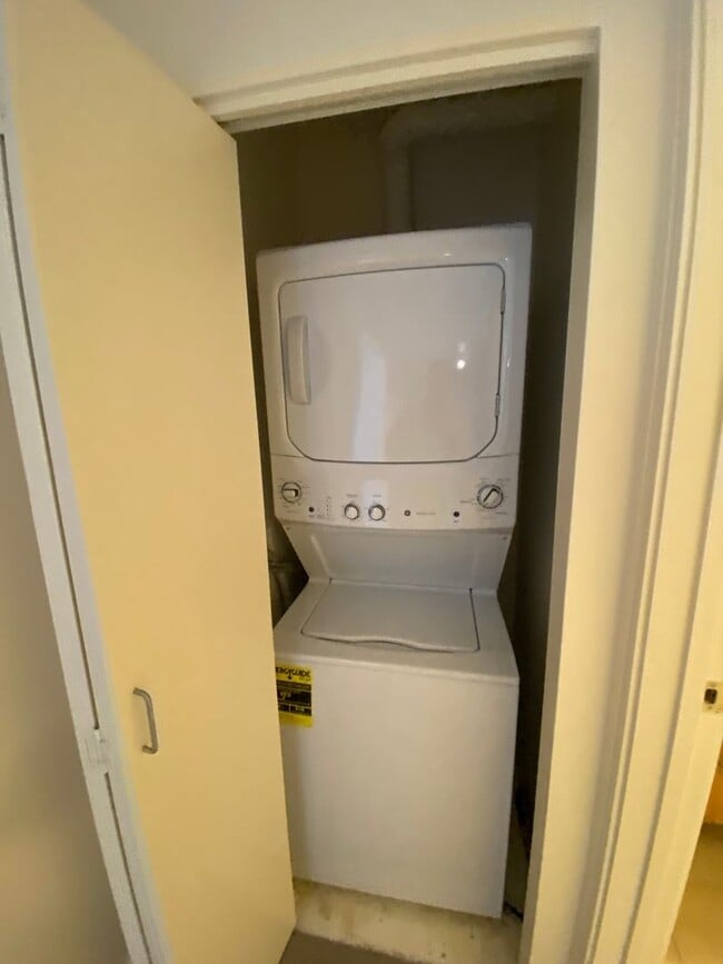 Building Photo - 600 Queen St