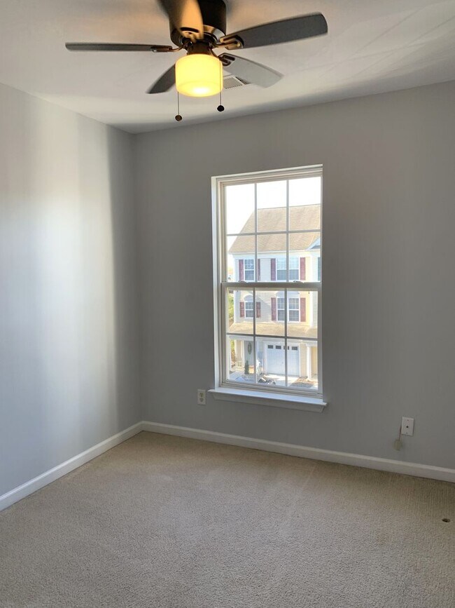 Building Photo - Spacious 3-Bed / 2.5-Bath Townhome – Antrim Crossing Subdivision