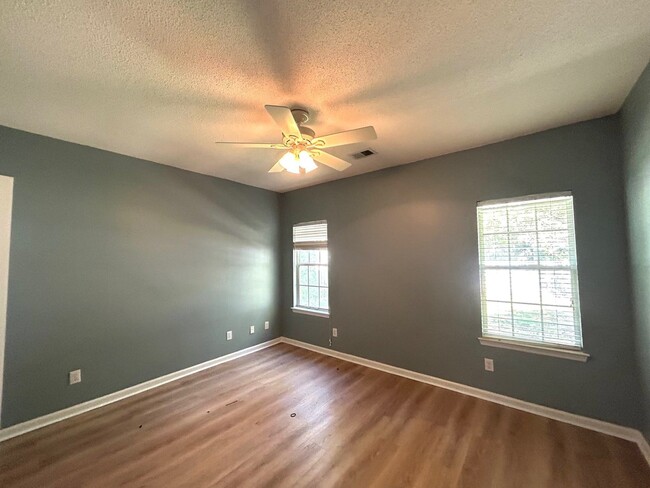 Building Photo - Spacious 3BR/2BA home in the highly desire...