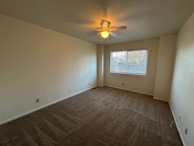 Building Photo - Discover Easy Living in This Beautifully U...