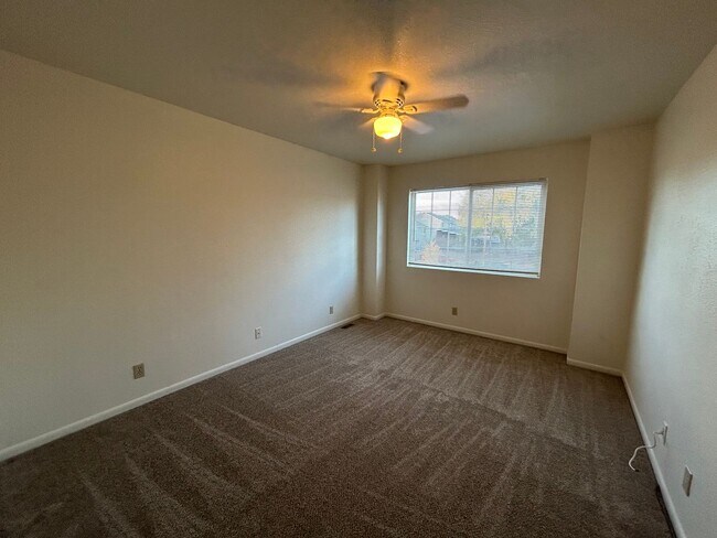 Building Photo - Discover Easy Living in This Beautifully Updated Loveland Townhome