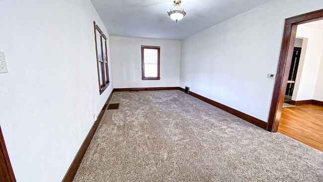 Building Photo - Ottawa South Side – Single-Family Home for Rent