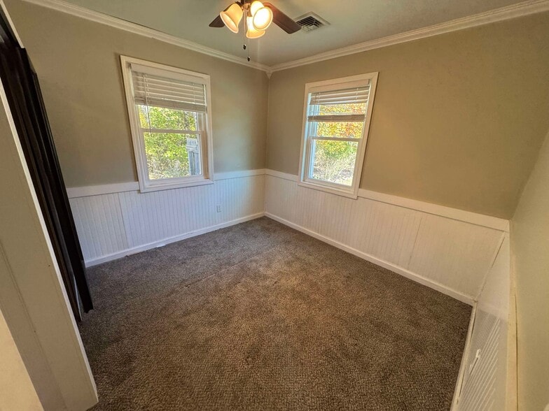 Building Photo - 28 Sheridan Dr