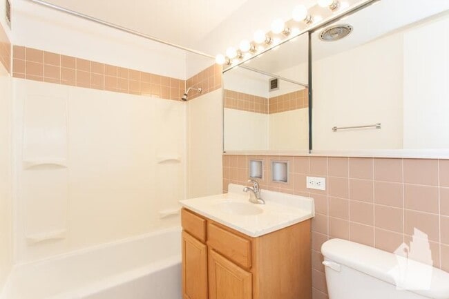 Building Photo - 4600 N Clarendon Ave