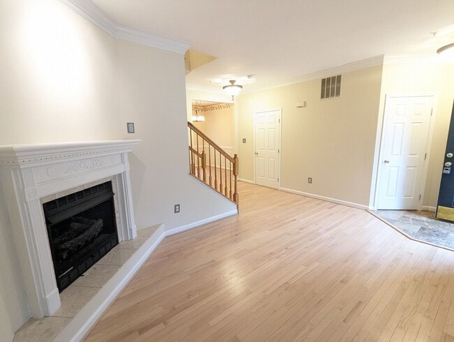 Building Photo - Townhome in *OAKDALE school district* ready for you now!
