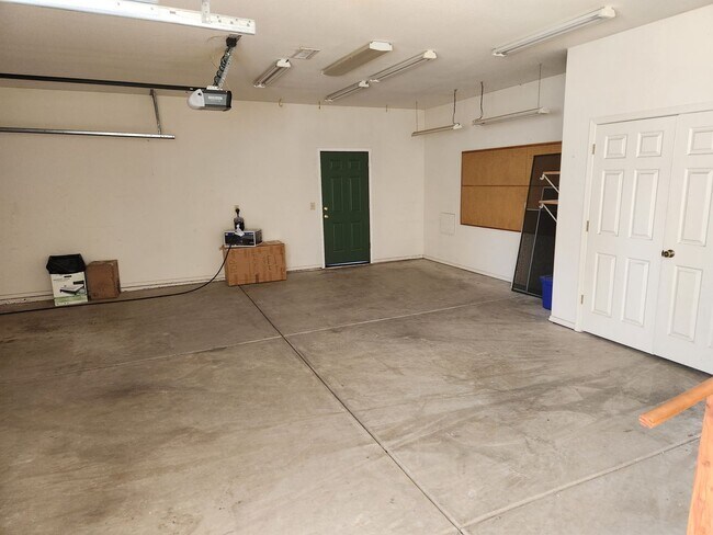 Building Photo - Available in JULY!  Large Single level Sin...