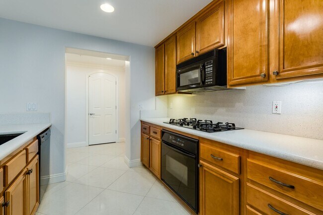 Building Photo - Expansive Marina District 2 Bedroom at Cit...