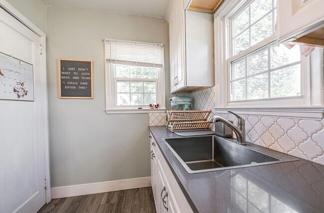 Building Photo - 915 E Ave E