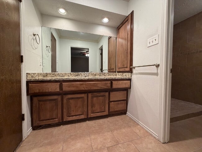 Building Photo - Beautiful duplex in South Lubbock