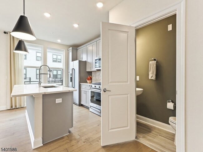 Building Photo - 715 Parker Blvd