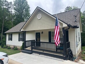 Building Photo - 3503 Lakeview Dr