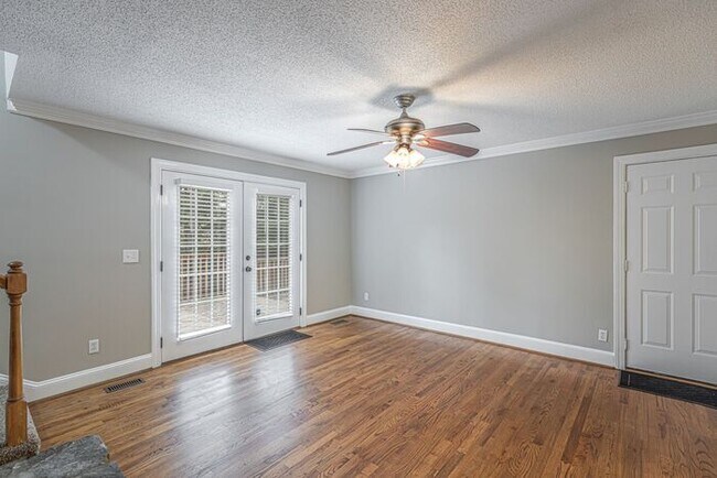 Building Photo - NW Large Updated Home! LR, DR, Den, FP, Ha...