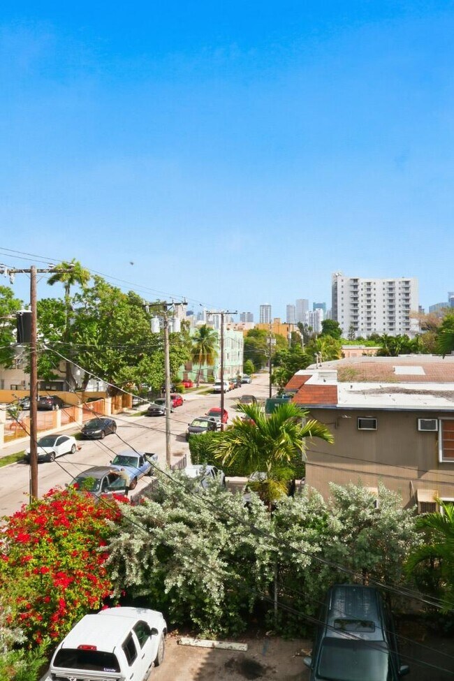 Building Photo - 1376 SW 4th St