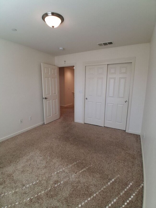 Building Photo - Beautiful 4 Bed / 3 Bath Home in Desirable Clovis Neighborhood