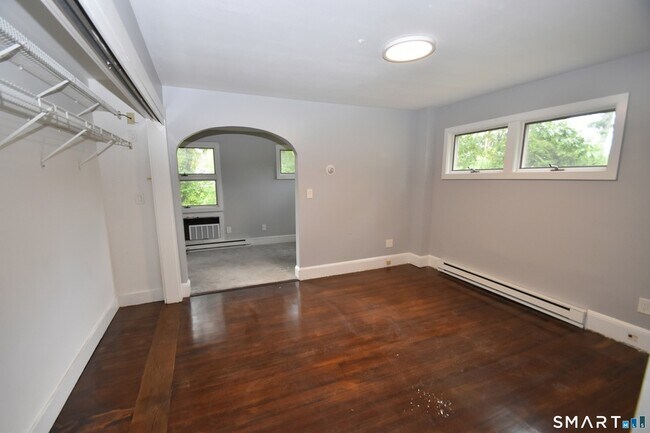 Building Photo - 880 S Quaker Ln