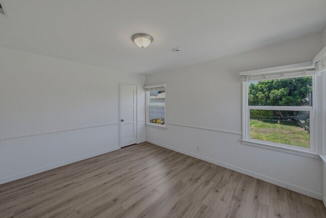 Building Photo - 8339 Kenyon Ave