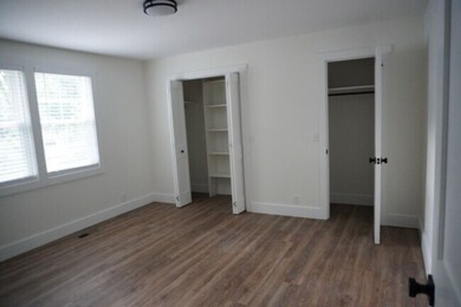 Building Photo - 2128 Sharondale Dr