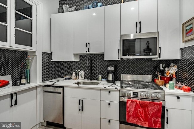 Building Photo - 305 S Walnut St