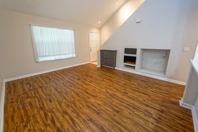 Building Photo - UPDATED 2 Bed / 2 Bath with LOFT in Summer...