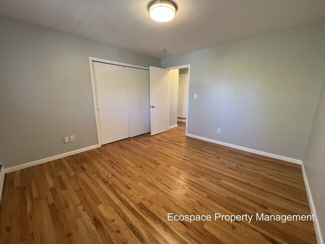 Building Photo - Bright & Beautiful 2-bedroom 1 Bath Across...