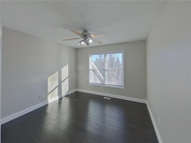 Building Photo - 606 Lincoln Dr NE