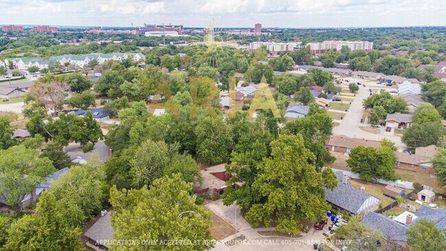 Building Photo - Unique 3 bed/2 bath Property with HUGE Bon...