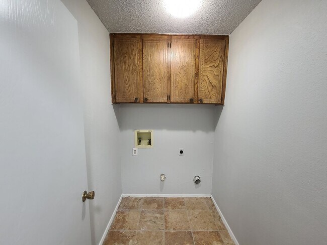 Building Photo - 4 bed 2 baths Coming soon!