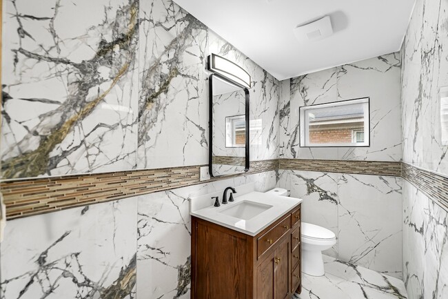 Building Photo - 5740 N Lowell Ave