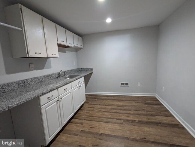 Building Photo - 3813 Oak St