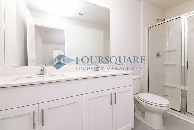 Building Photo - Townhome | Back Patio | Single Car Garage|...