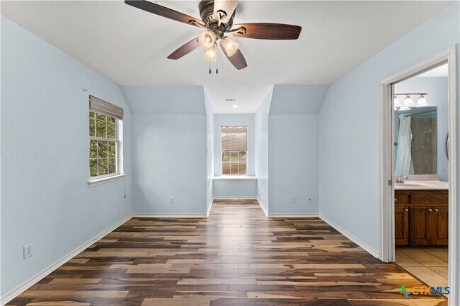 Building Photo - 1060 Great Oaks Dr