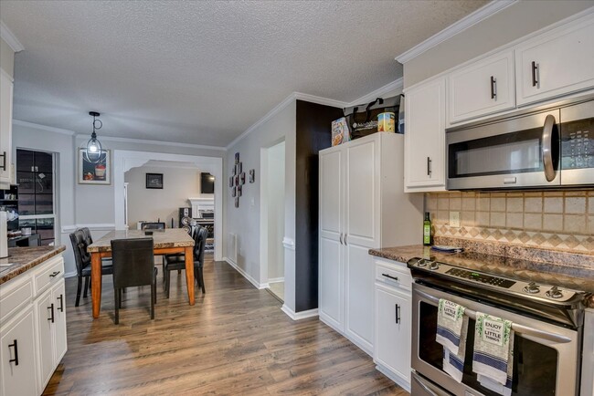 Building Photo - 4 bedroom 2.5 bath home on the water with ...