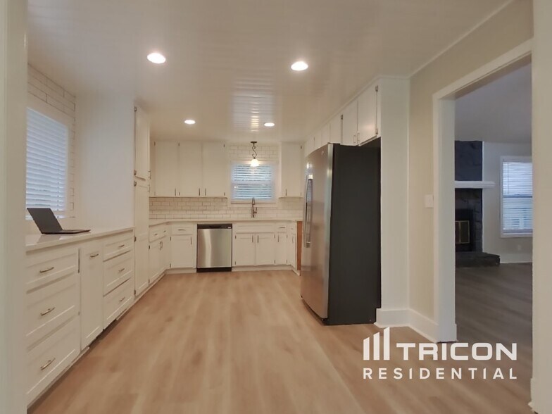 Building Photo - 3720 Pine Brook Dr