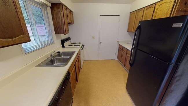 Building Photo - Multnomah Village - Single Level, Large Ya...