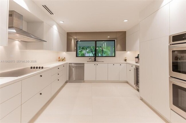 Building Photo - 7300 SW 77th Ave