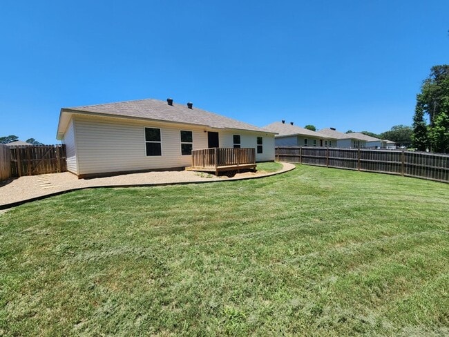 Building Photo - 2420 Vivian Dr