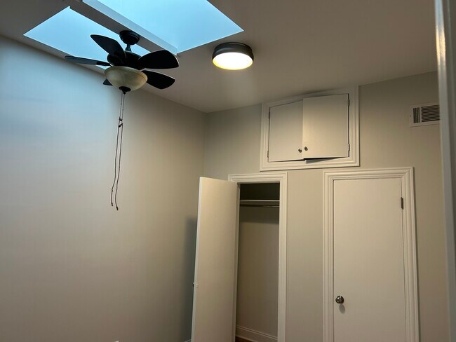 Building Photo - 137 S Batavia Ave