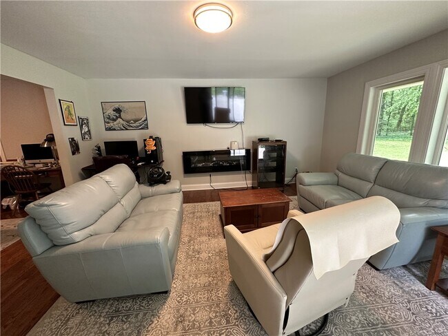 Building Photo - 6840 Haskell Dr