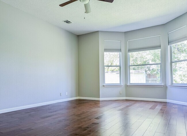 Building Photo - Stylish 4-Bed, 3.5-Bath Rental with Great ...
