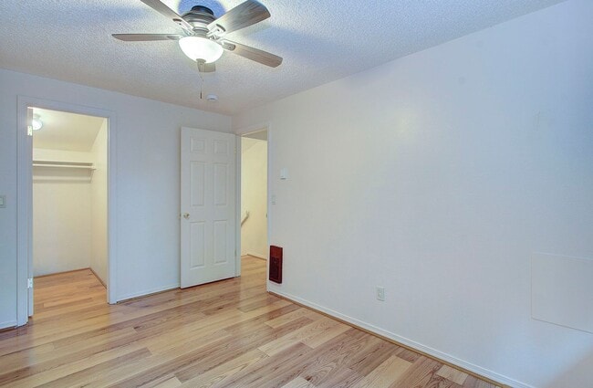 Building Photo - Bright 3 Bedroom 2 Bath Home in Pinebrook! Stainless Appliance Package