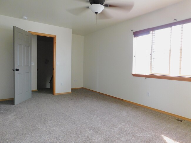 Building Photo - 1949 Greatview Dr