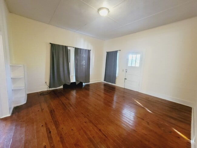 Building Photo - PRIVATE & Spacious 2/1 SE House on 1 Acre w/ Wood Floors, Washer/Dryer, & Screened Porch! Avail N...