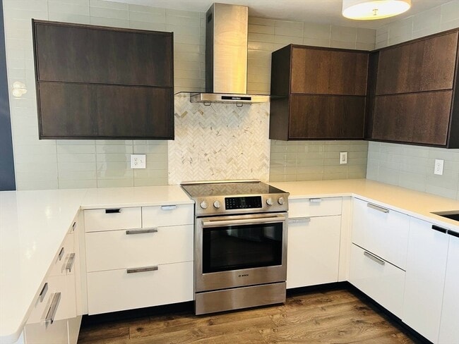 Building Photo - 300 Lynn Shore Dr